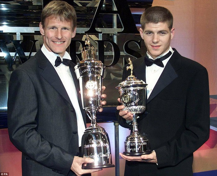 Năm 2001, Teddy Sheringham (M.U) được bầu là cầu thủ xuất sắc nhất năm của Hiệp hội cầu thủ chuyên nghiệp, trong khi Steven Gerrard là cầu thủ trẻ xuất sắc nhất.